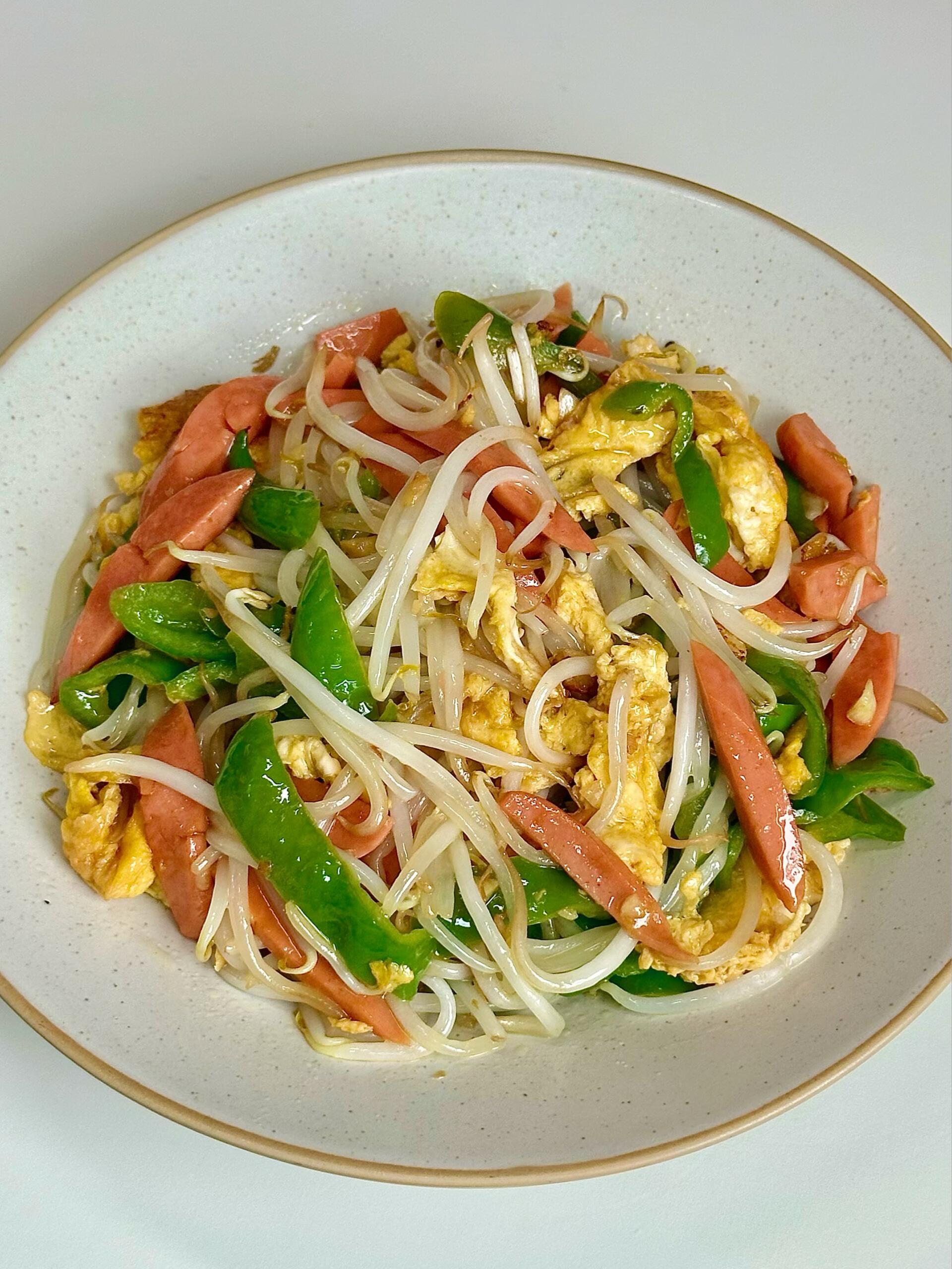 青椒火腿炒豆芽｜清爽下饭，新手也能轻松做春天就偏爱这种清清爽爽的小炒，青椒火腿