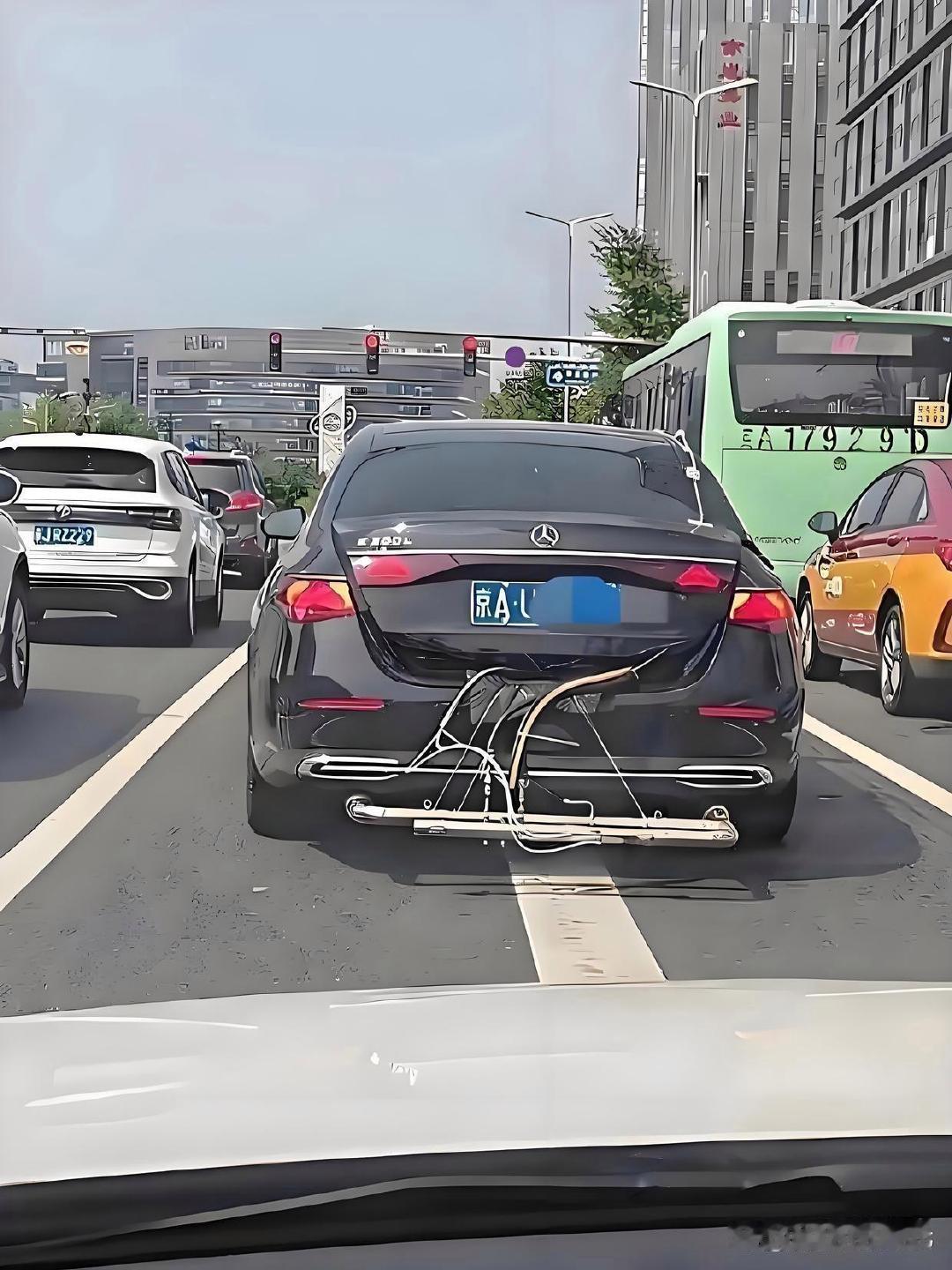 交警叔叔估计头都大了，这查还是不查好啊?​