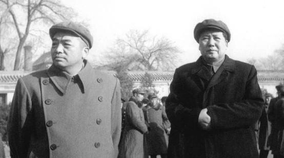 1951年，10万志愿军被美军包围，彭老总向毛主席求助。毛主席苦思3小时，回了8