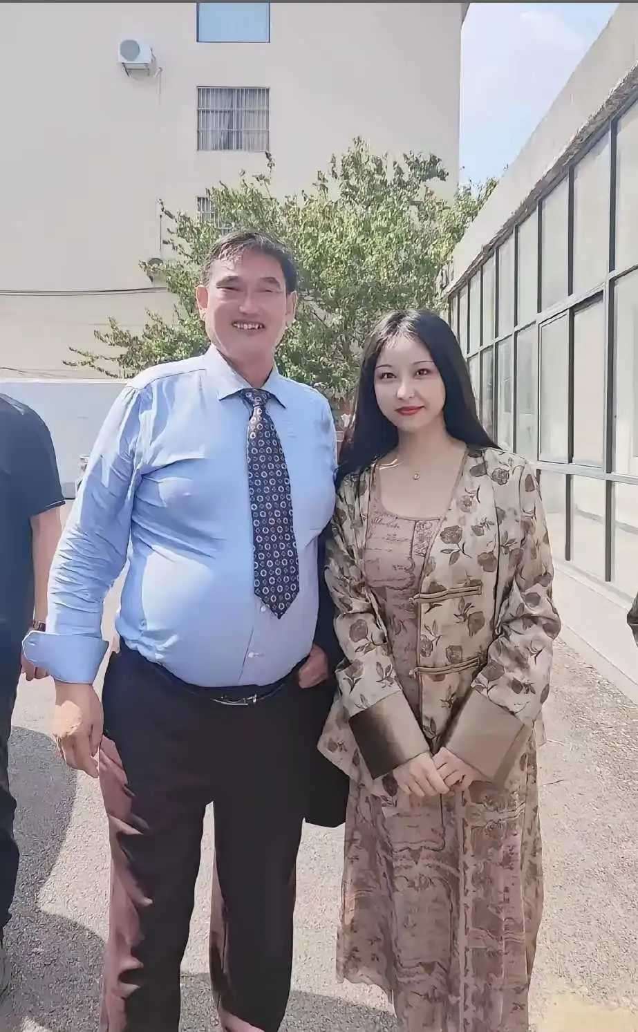 大衣哥还能穿得上大衣吗？