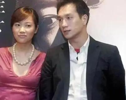 黄觉跟徐静蕾同居三年，戒指都戴上了，可当他满心欢喜提出结婚时，徐静蕾满脸平淡地说