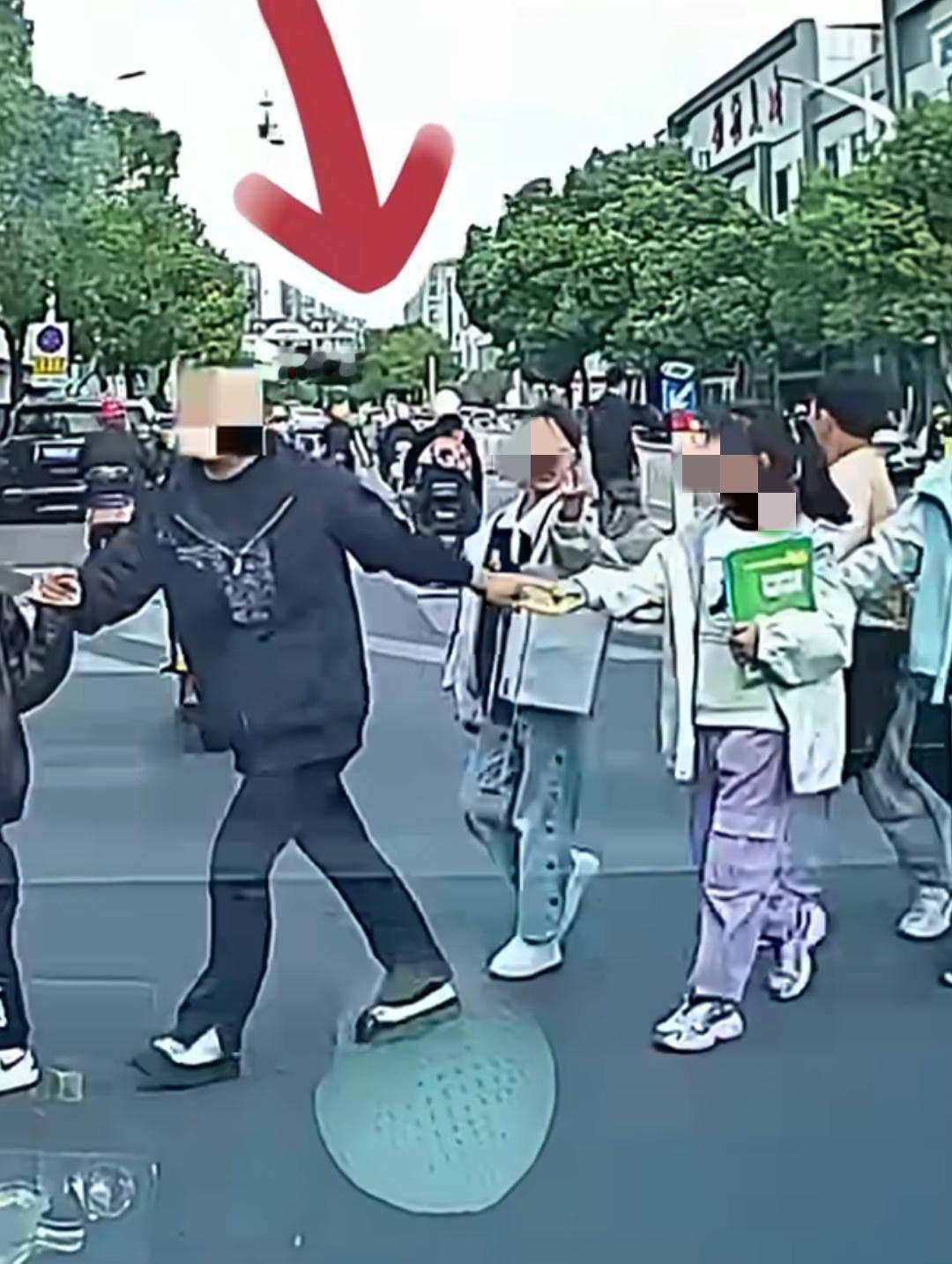 江苏一男子停车礼让一群学生过马路，一女学生伸出中指朝司机做不文明手势。事发时，正