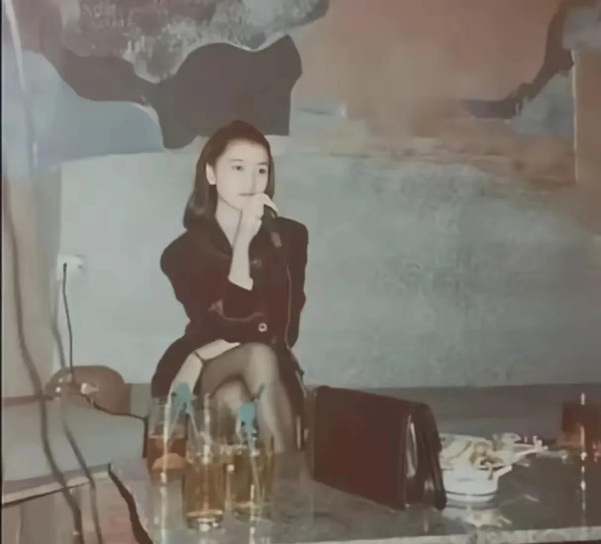 这是1994年在成都市一家卡拉ok，一位女孩正在唱歌的照片。这位女孩来自苍南县