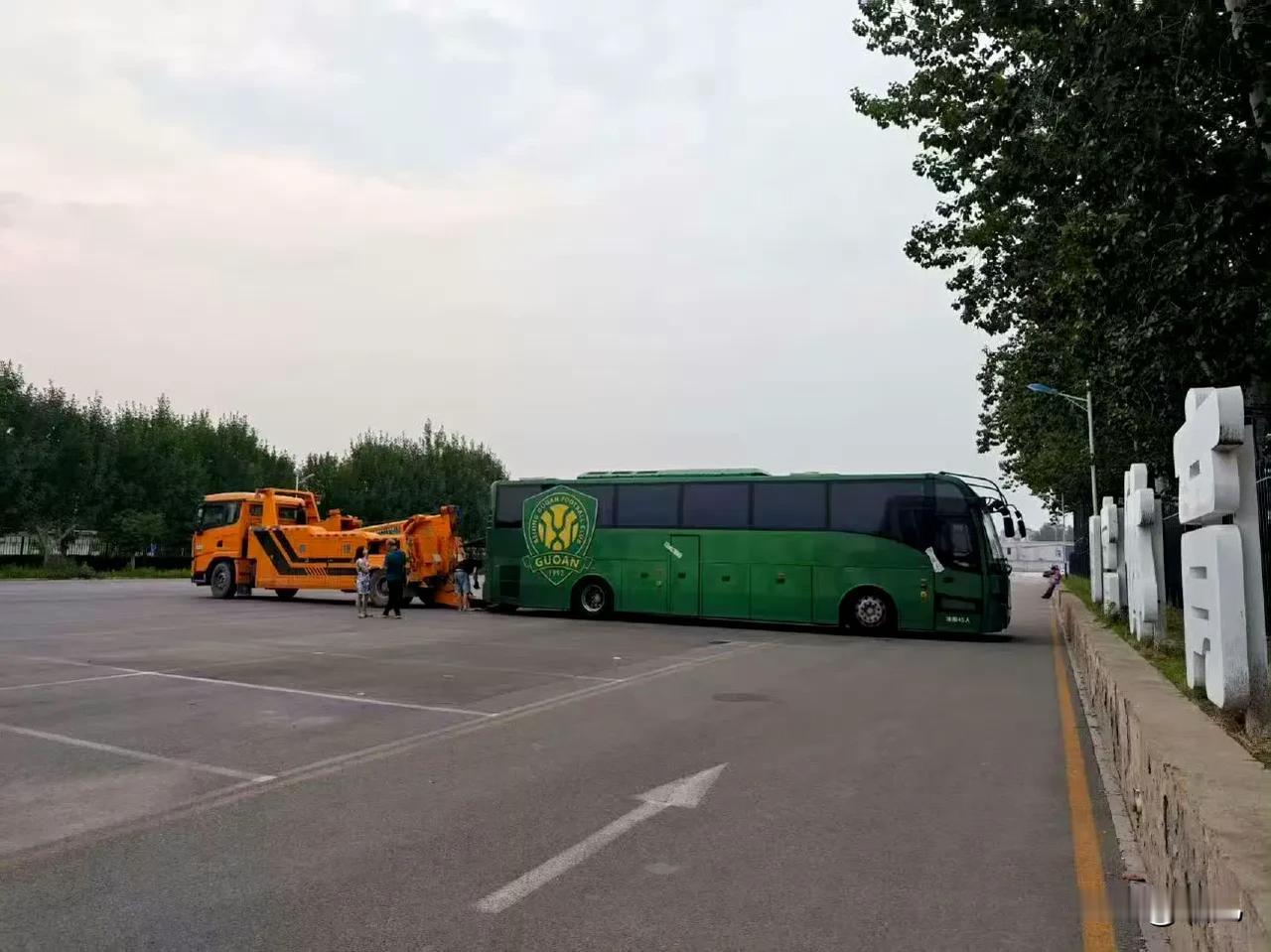 王大雷在网络上围观北京国安队大巴车被查封拖走。北京国安获得中超联赛半程冠军，但