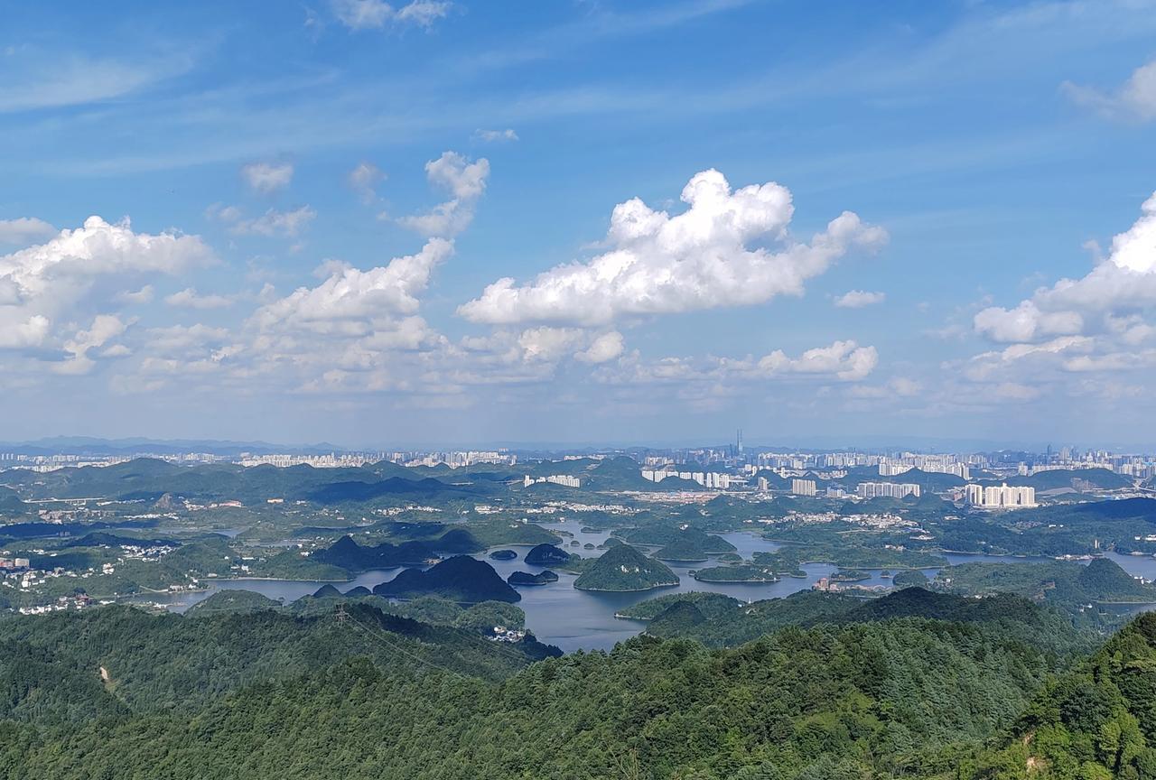 好风景还是得站高点才能看得到。[捂脸哭][捂脸哭]贵阳的九龙山一个登高望远的地方，