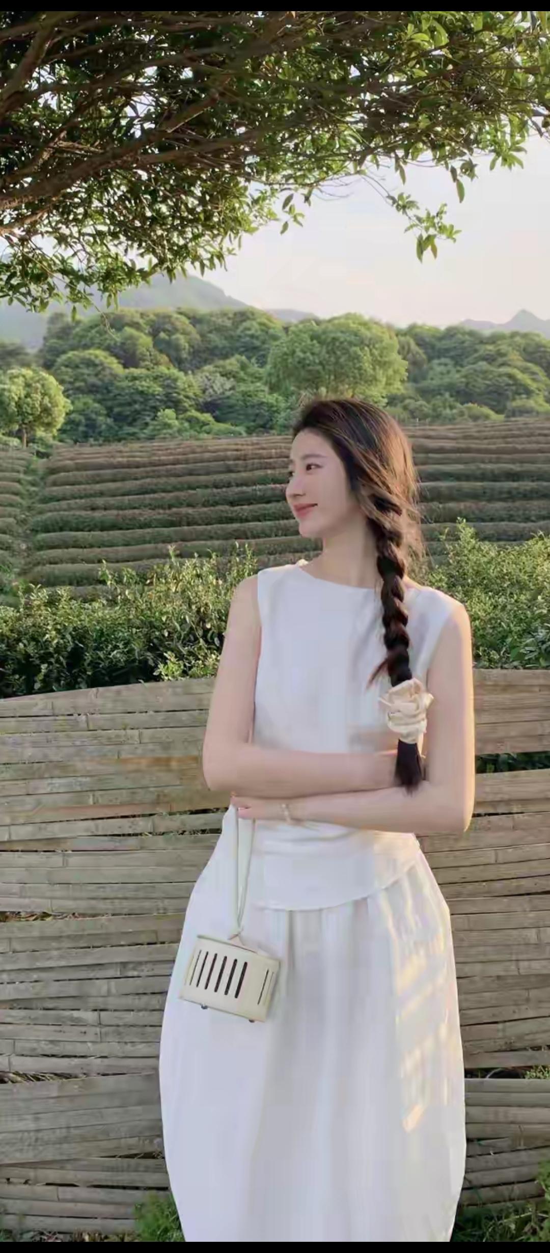 绿树阴中倚竹篱，轻纱薄袂拂清溪。