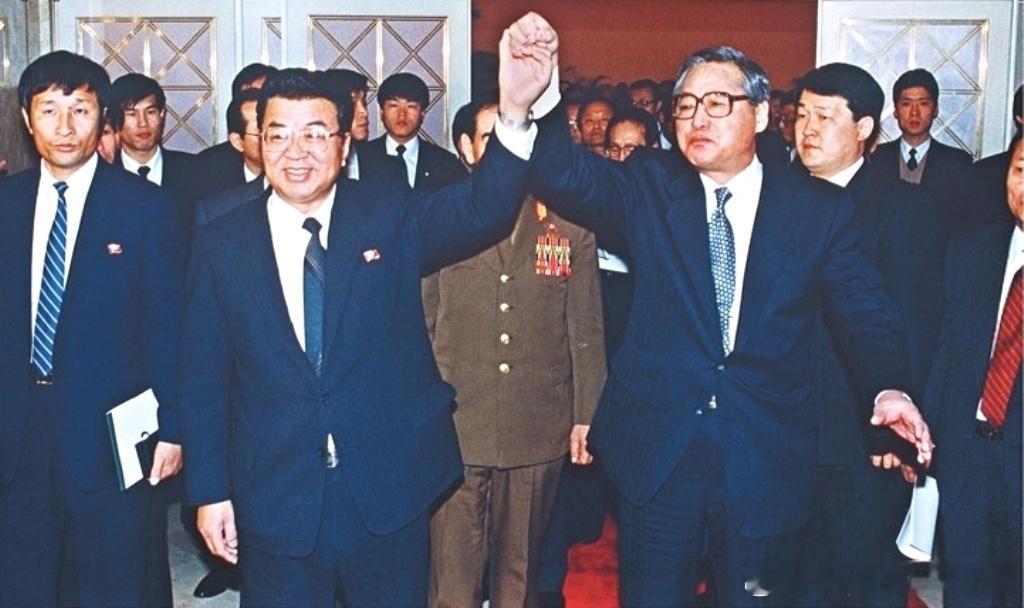 1991年12月13日韩国总理ChungWon-shik姜英勋（右）携手朝鲜