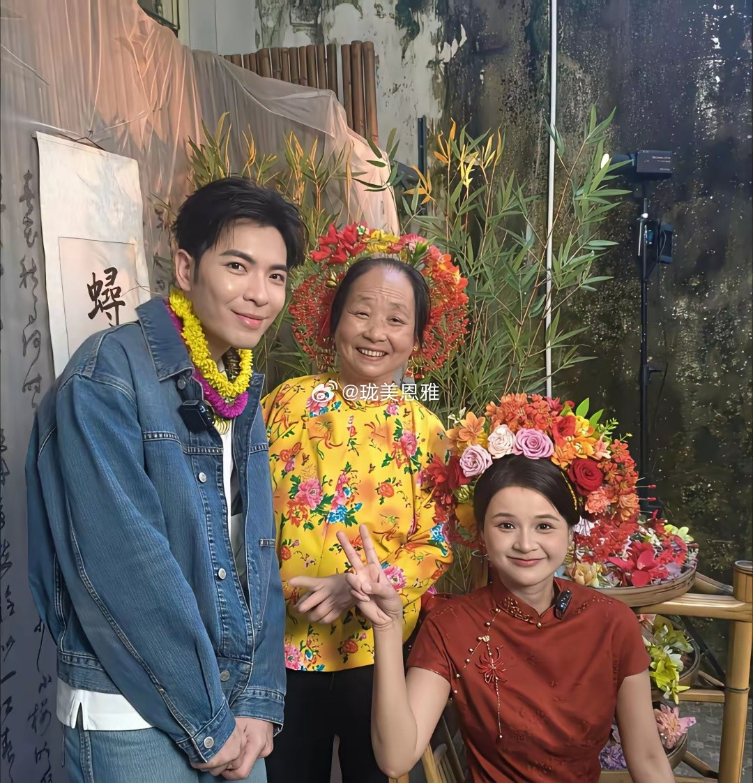 萧敬腾回泉州老家和老婆林有慧体验簪花两人相差14岁却很般配​​​
