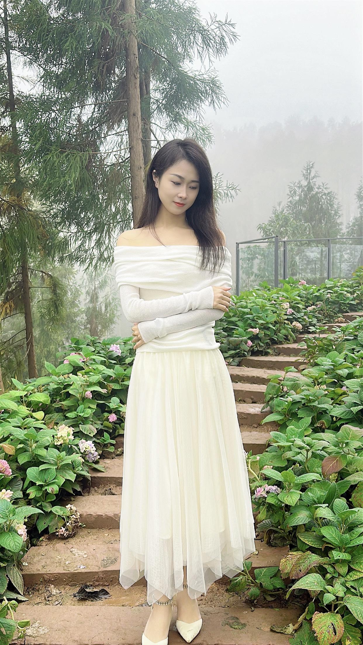 看看气质女神的穿着搭配吧白色露肩裙子展现出她优雅的气质，好看的肩颈线条一览无余。