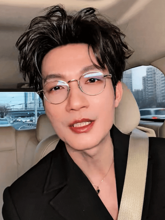 陈楚生说明年会去更多城市和歌迷相聚看到屏幕上“腹肌”两字，他大喊想得美直播中