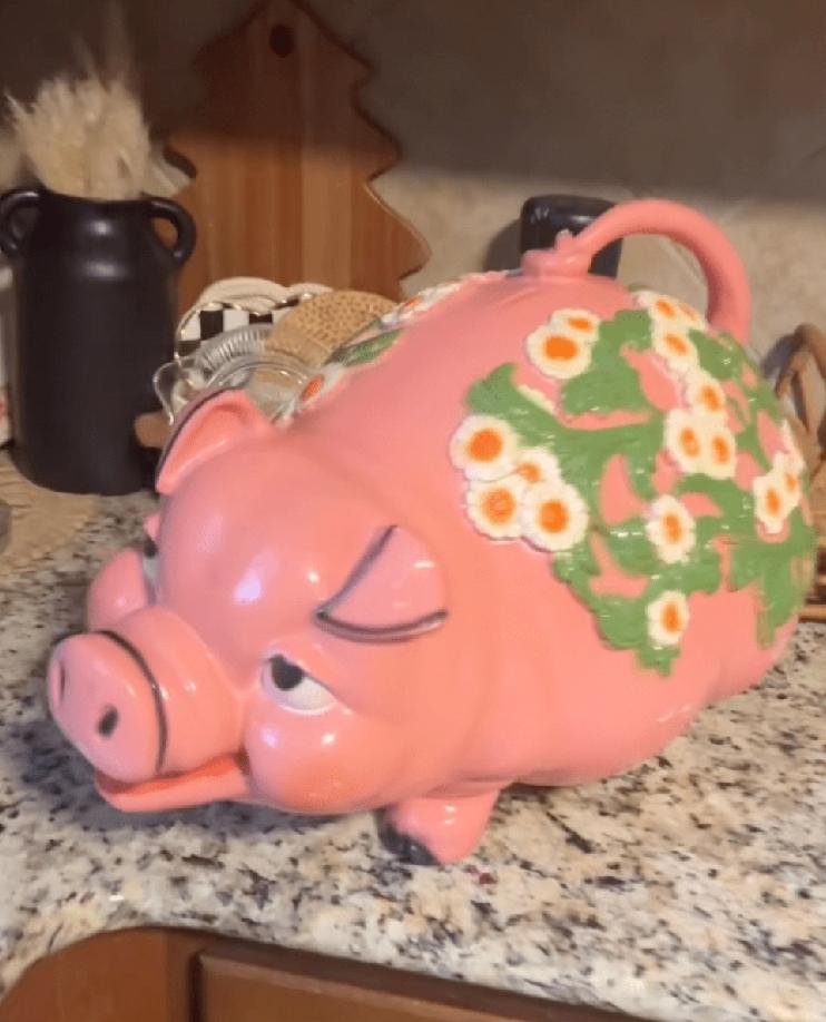 美国德州有一名热衷在二手商店“寻宝”的女子，日前低价购得一个外观奇特的粉红猪存钱
