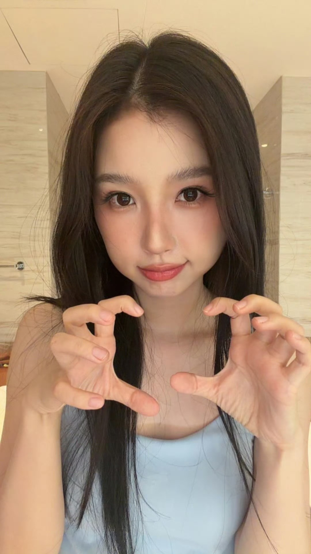 虞书欣一组照片很多个风格，确实很百变的美女