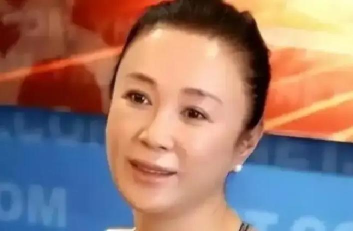 在北京某公墓冷清的角落里，傅艺伟裹着一身黑色的中式外套，口罩捂得严严实实，眼眶红