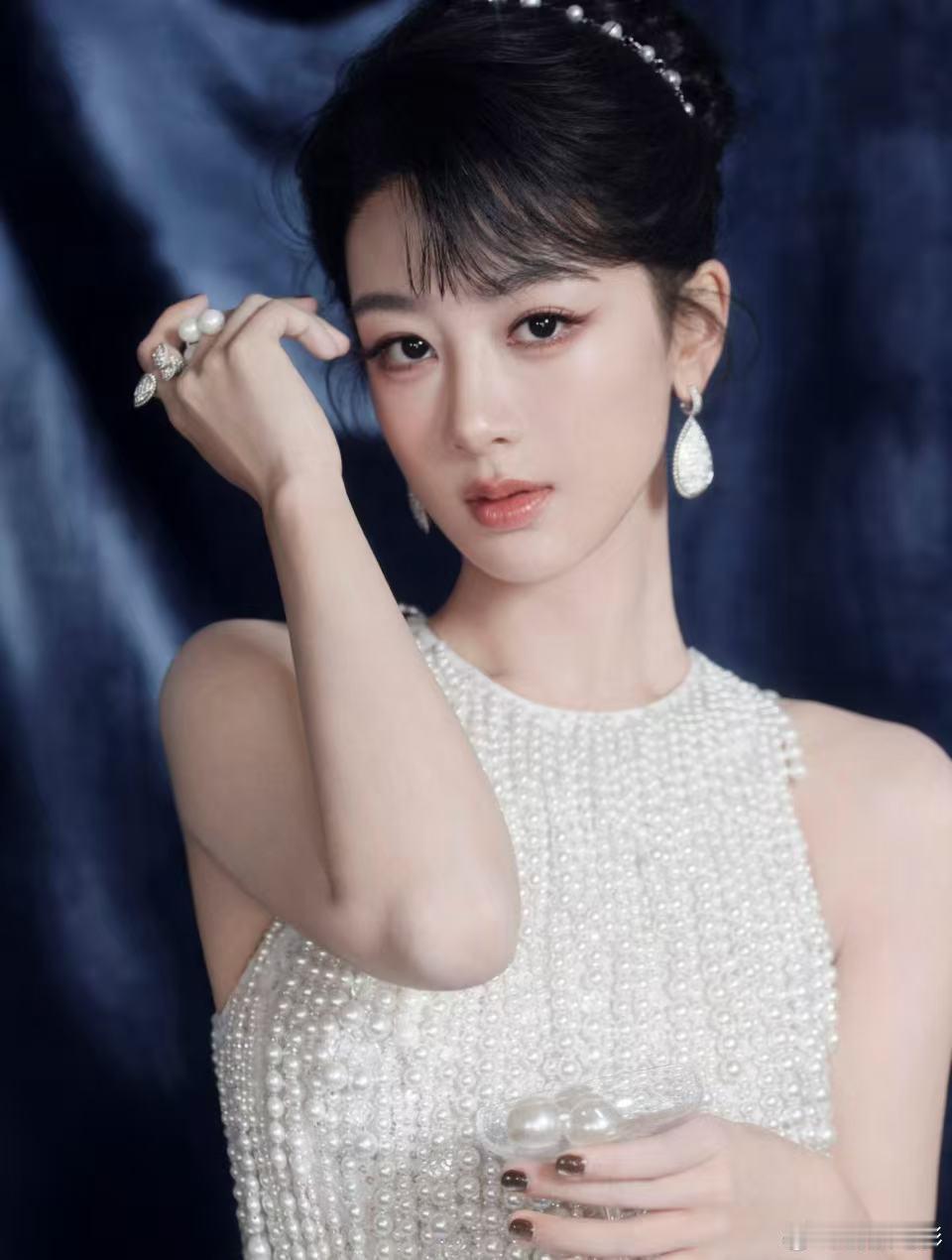 杨紫工作室换新头像杨紫工作室换了新头像哎，很女王了👸！杨紫工作室换了新头像