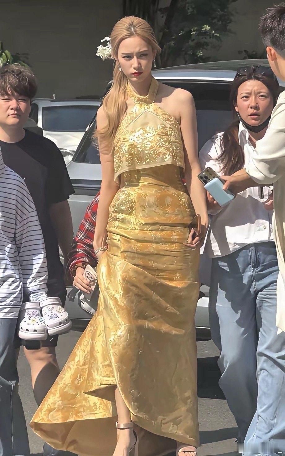 一直觉得徐艺洋的身高没什么，直到看到她和别人同框才发现原来她这么高的吗