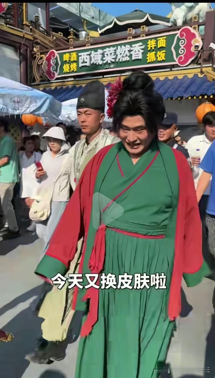 头戴一朵花，老朱笑哈哈！农民歌手朱之文化身媒婆亮相万岁山武侠城。不管什么样的装