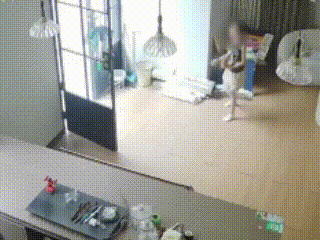 江西赣州，一名小女孩独自在自家店里待着，结果门口突然来了个陌生男人，专门凑过来搭