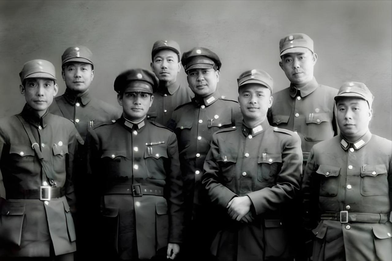 1947年5月，整编74师覆灭在即，张灵甫在山洞里拔枪怒骂副参谋长李运良："都是