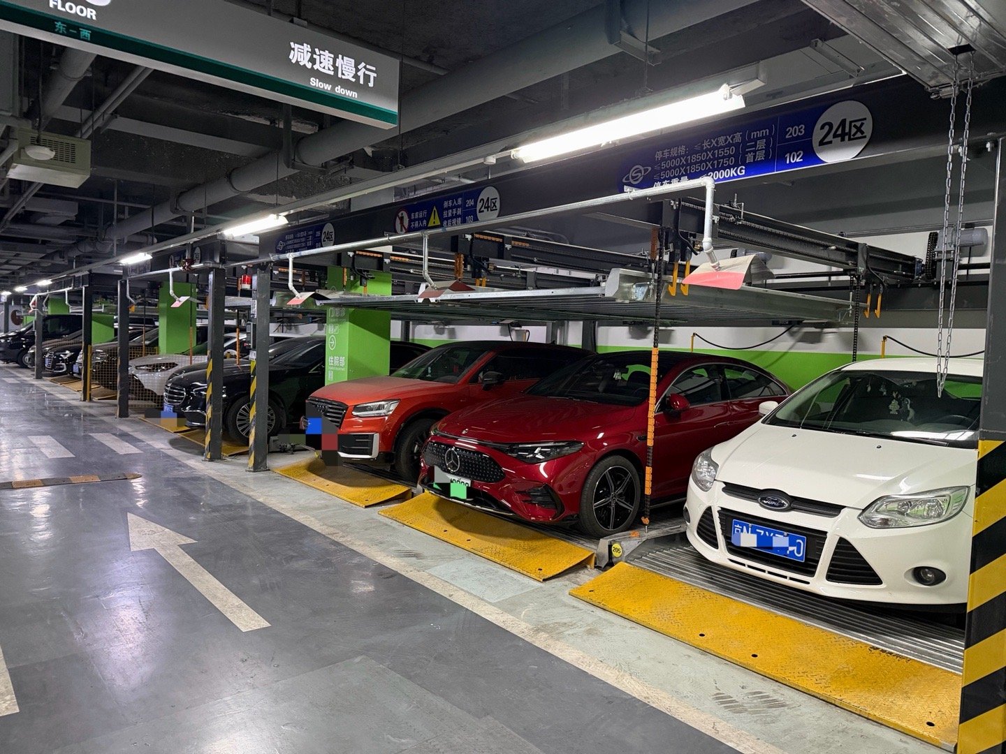 偷开董秘的CLA到医院。现在的车，特别是电车越做越宽大，基本告别了立体车位。但是