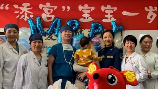 2013年，一个女孩儿因为先天缺陷没有子宫，遭到了男友母亲的冷眼与嫌弃，女孩的母