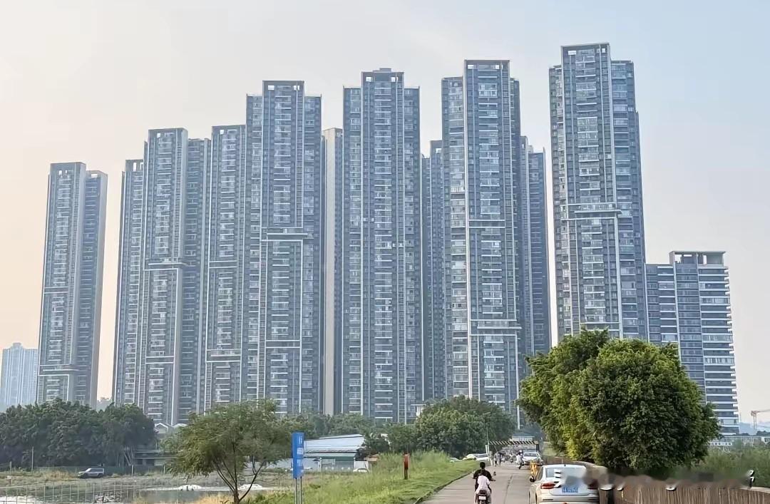 在广州番禺亚运城附近的江边看向前方的亚运城超高住宅，场面还是相当壮观的。亚运城板