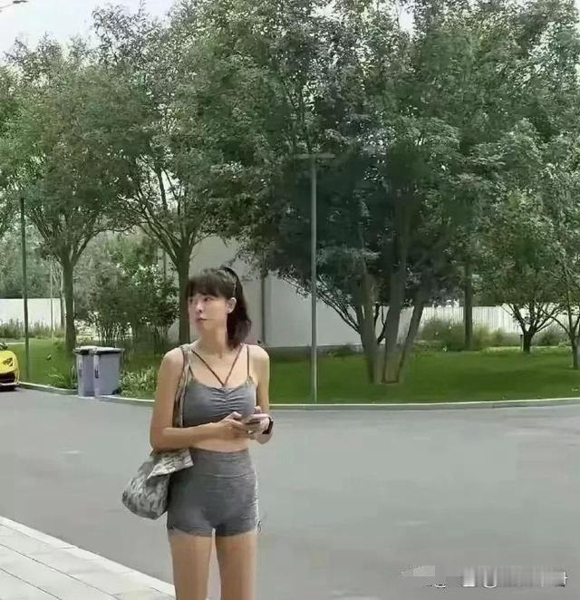 李艾都快五十岁了吧？她这打扮，恐怕连18岁的小姑娘都不敢这么穿