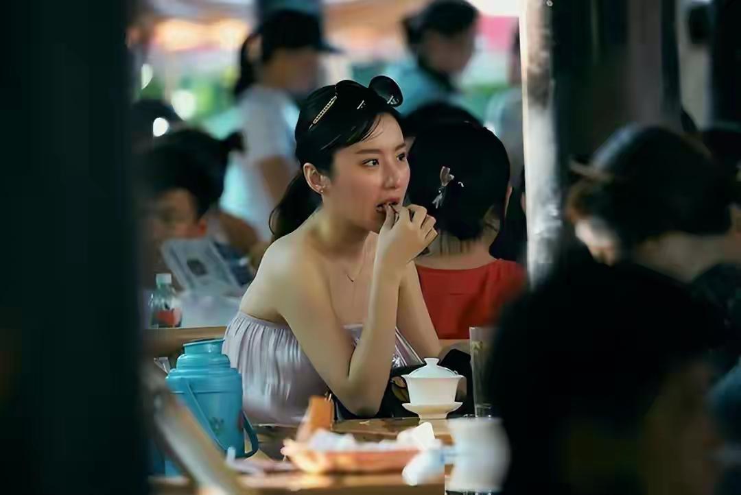 放弃年薪60万的前夫后处境尴尬，这位成都女子的经历，把婚恋市场的现实规则摆到了台