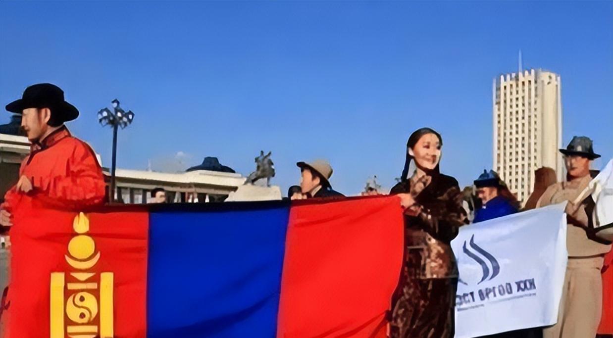 当年皇太极征服漠南蒙古后，搞了个“盟旗制度”，把蒙古分成了内外两块。《大清会