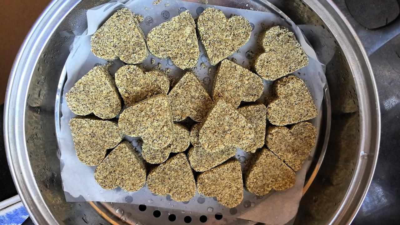 原汁原味的绿豆糕，连皮一起用破壁机打粉，上锅蒸半个小时