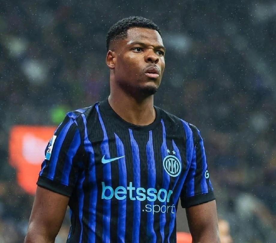 邓弗里斯明夏离队！根据转会记者罗马诺的消息，国际米兰右翼卫邓弗里斯已经炒掉了之前