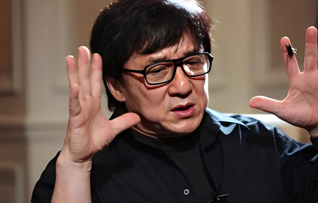 有一次，成龙去国外参加颁奖典礼，主持人故意将获奖名单放到高处，以此来讽刺成龙个子