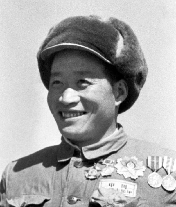 1964年，毛主席得知志愿军203师侦察排副排长从朝鲜战场归来已11年，却依然只