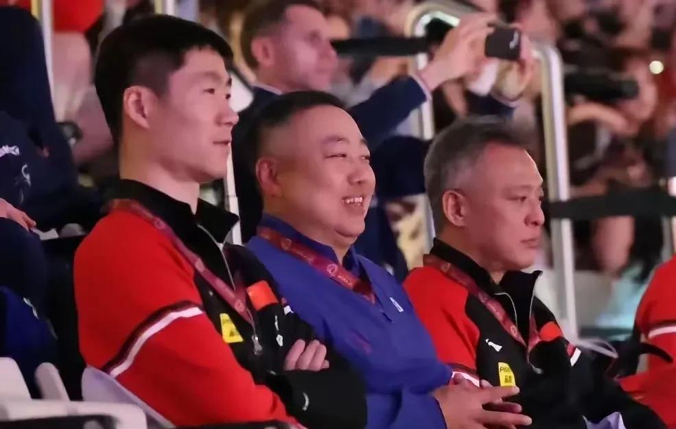 看到刘国梁开心、王励勤紧张的不同神态，原来为他辞职的不忿一扫而光：不在其位，不