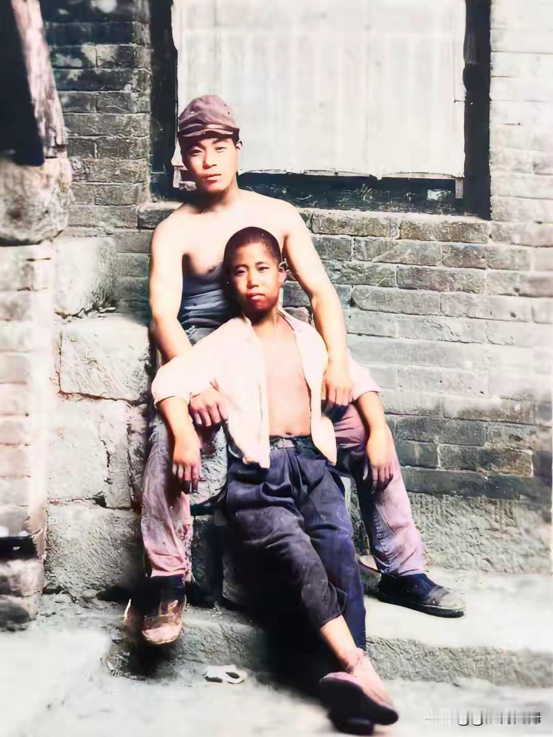 这张照片具有很强的迷惑性，不了解真实历史情况的人，还以为日本鬼子对我们的老百姓是