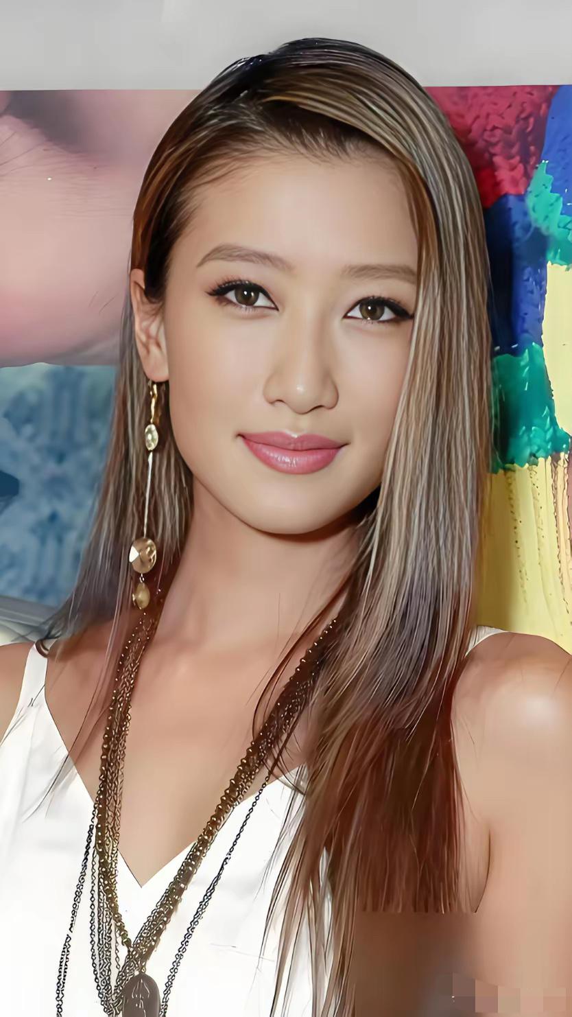 细看谢婷婷才发现，她的外在条件实在出众，一米七五的高挑身材，轮廓立体精致，气