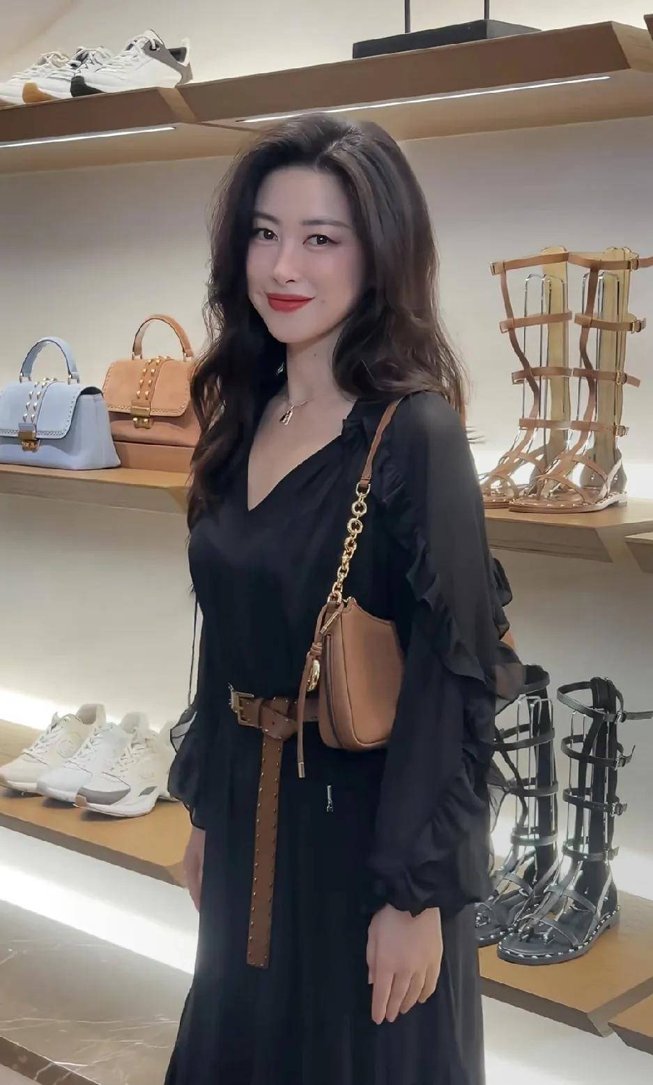 我终于get到朱珠颜值了。她和孟子义合影，42岁的朱珠，一身优雅黑色连衣裙，温