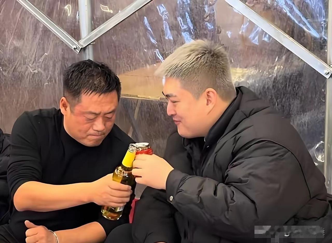 赵本山儿子赵大牛已经很不错了。不抽烟，不喝酒。应酬的时候不看手机，能够与人打成