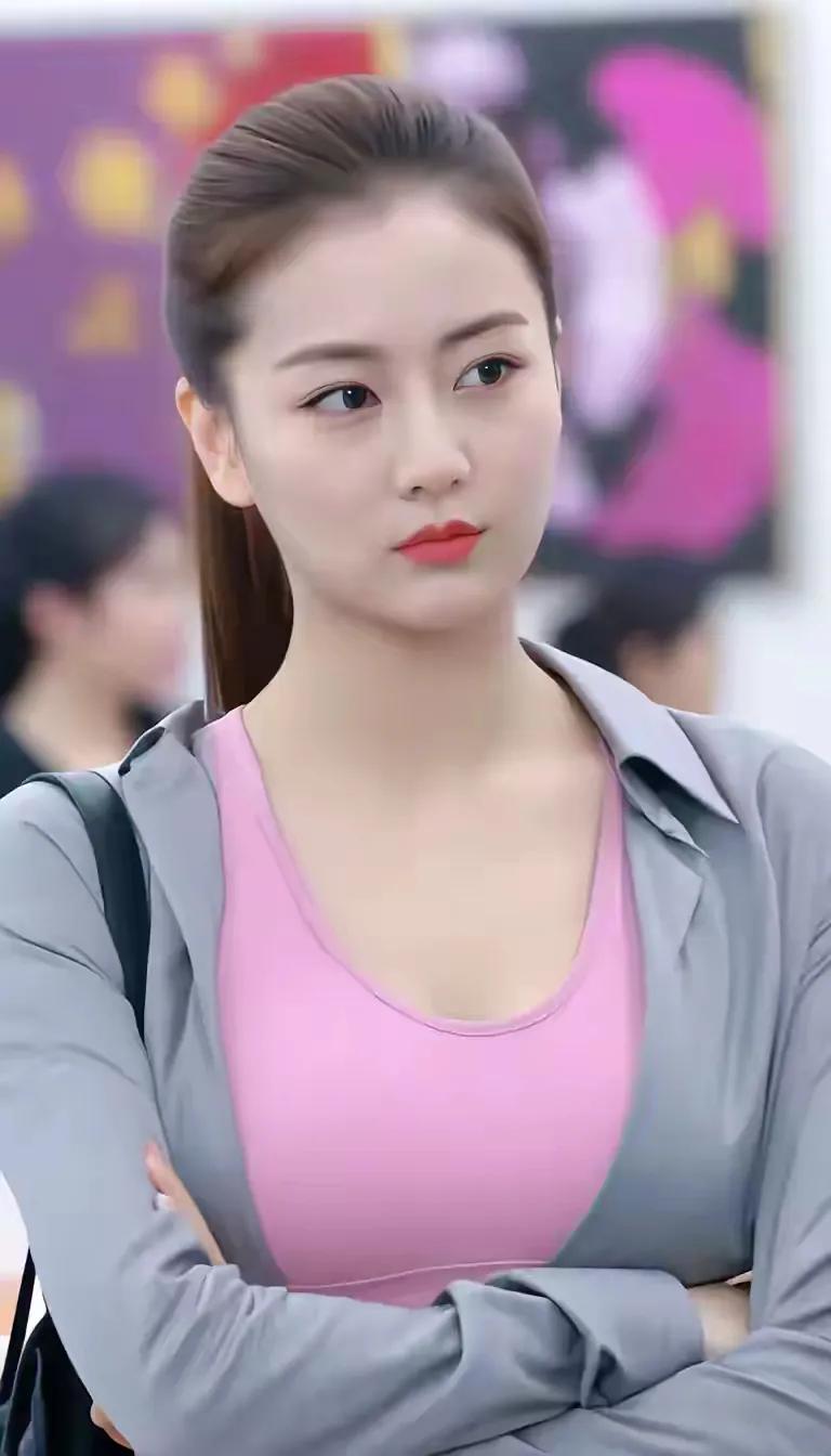 职场女性穿搭：粉色内搭+灰色西装，自信满满！💼💄💻