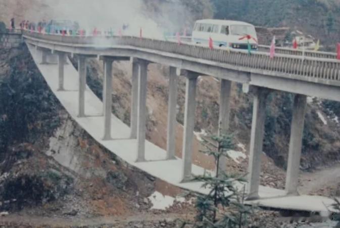 1989年，湖南邵阳洞口县淘金桥正式通车，这座全长74米的特色桥梁造型独特，