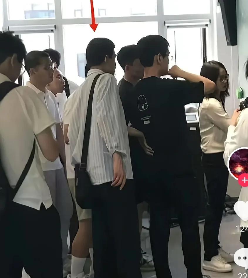 一直以为韦神封顶了自己上课不戴眼镜去听王虹的课却戴上眼镜，课后还挤在人群里