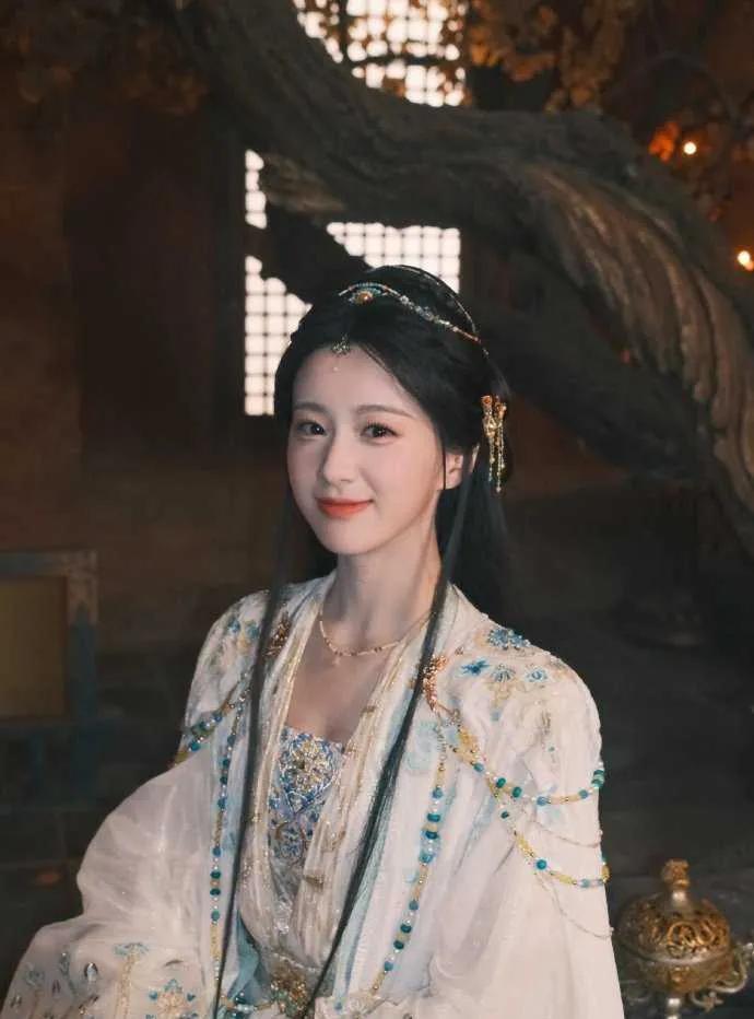 李瑶英杀青！包上恩古装造型藏着多少惊喜包上恩演的李瑶英官宣杀青啦！剧照里她一会
