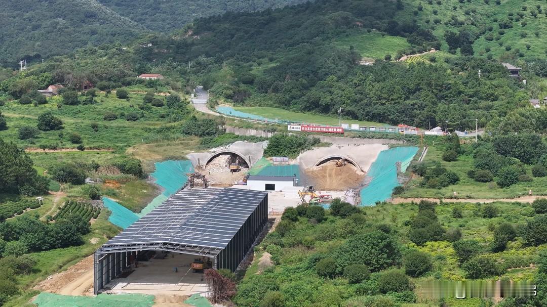 这标志着隧道主体工程即将全面展开，为整条高速建设打下坚实基础。浮槎山隧道横跨