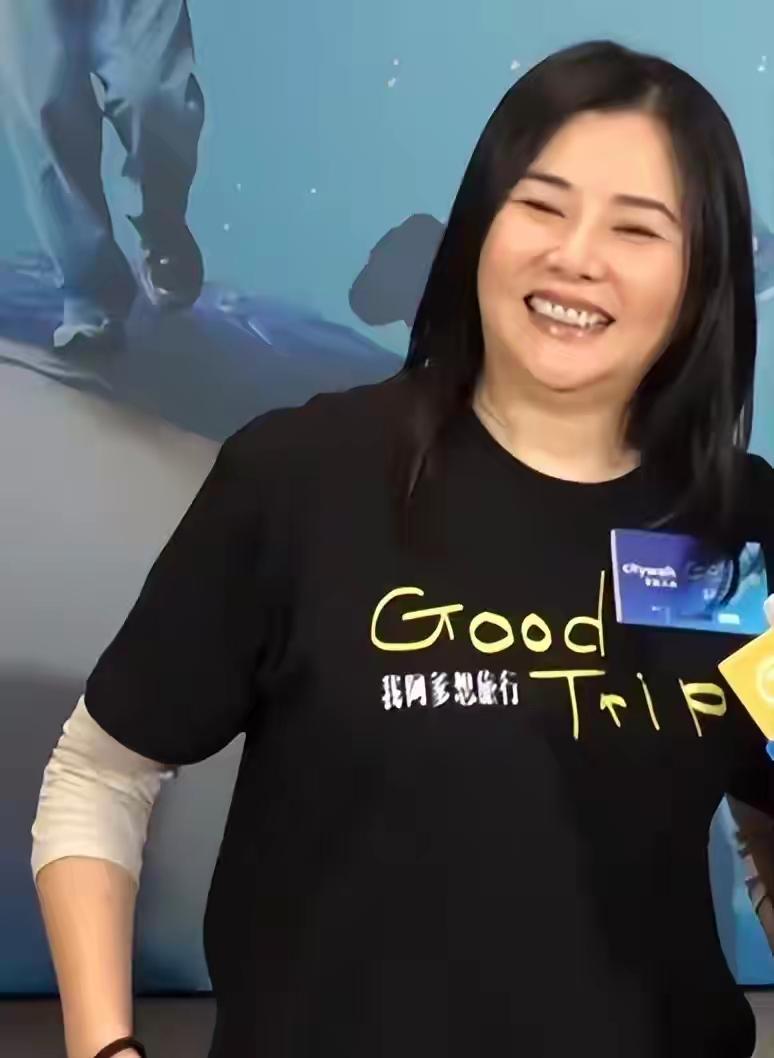 郑伊健老婆蒙嘉慧也发胖了。53岁了，年龄也不小了，胖了就不好看了，就是给人很