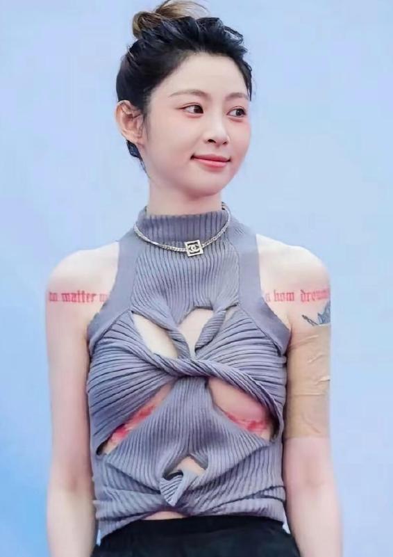 别再争论她的新纹身是前卫还是夸张了。那抹粉色天使刺青下方，脖颈上更小的“0”和