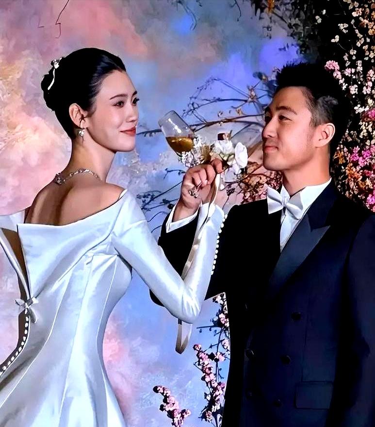 梁安琪在澳门自己酒店里给儿子儿媳补办答谢宴，上万朵进口花铺着，Dior高定婚纱穿