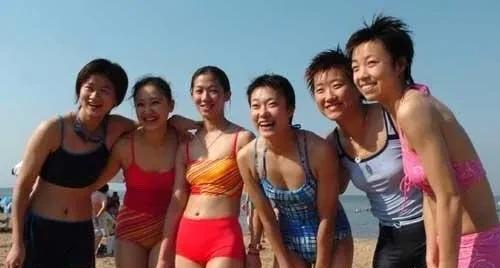 这是早年间国乒六位穿着泳装的美女在秦皇岛游玩时的一张珍贵合影！如果有能叫出其中