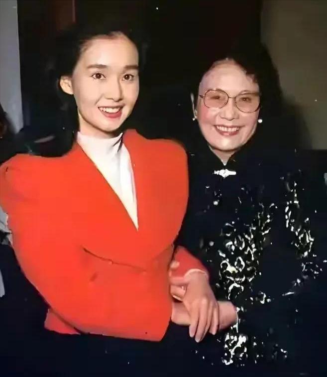 上世纪八十年代初，日本影片《追捕》女主角中野良子访华，和中国两代美女明星合影。