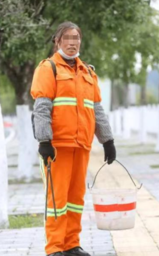 2025年3月1日，浙江杭州，一名环卫工大姐捡到一件衣服，本以为是别人扔掉的垃圾
