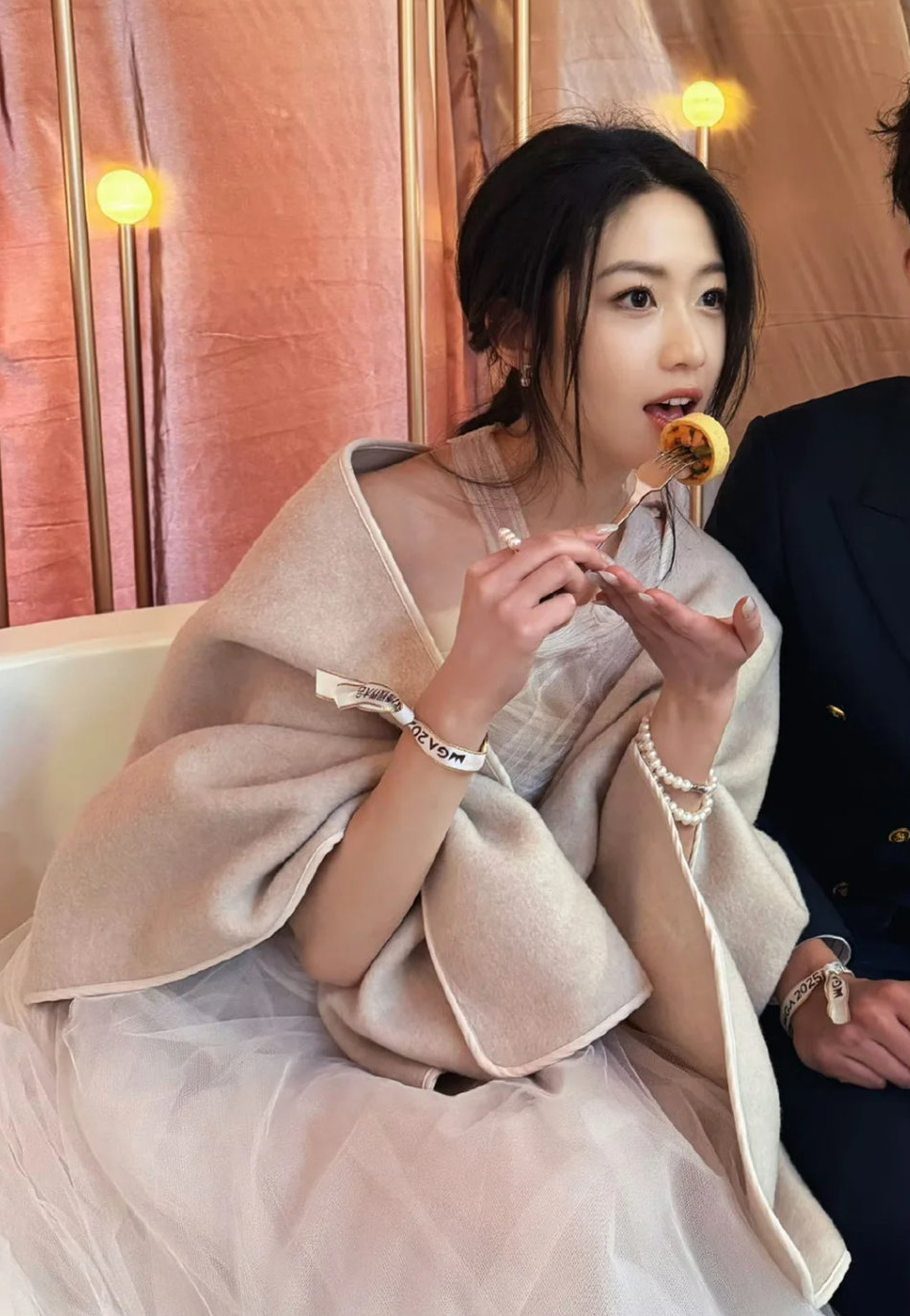 网友票选出最适合披肩穿搭的女明星：TOP9章若楠TOP8任敏TOP7赵露思