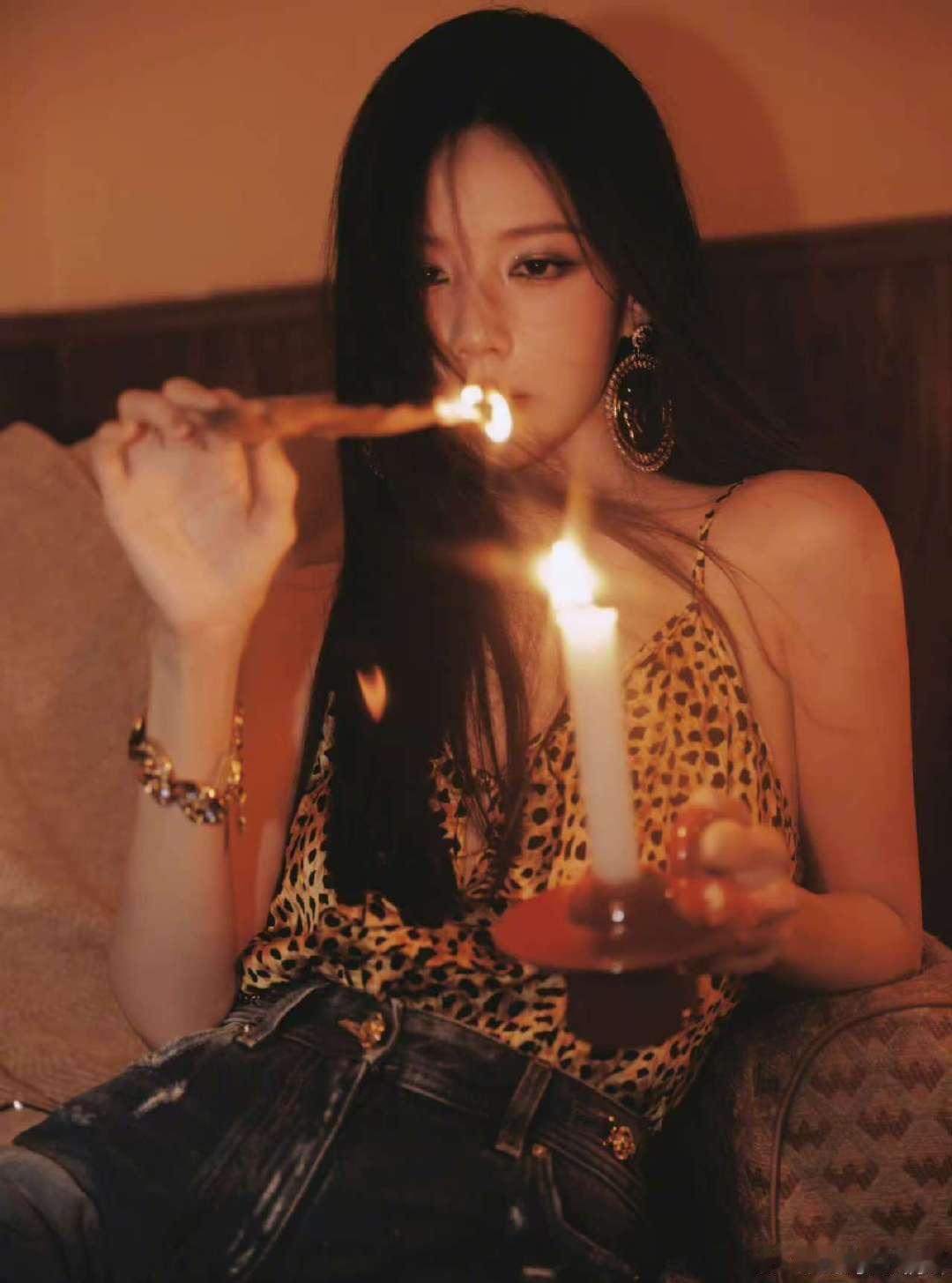 李一桐晒豹纹吊带生日照李一桐豹纹吊带生日照李一桐生日晒出豹纹吊带美照，复古氛围拉